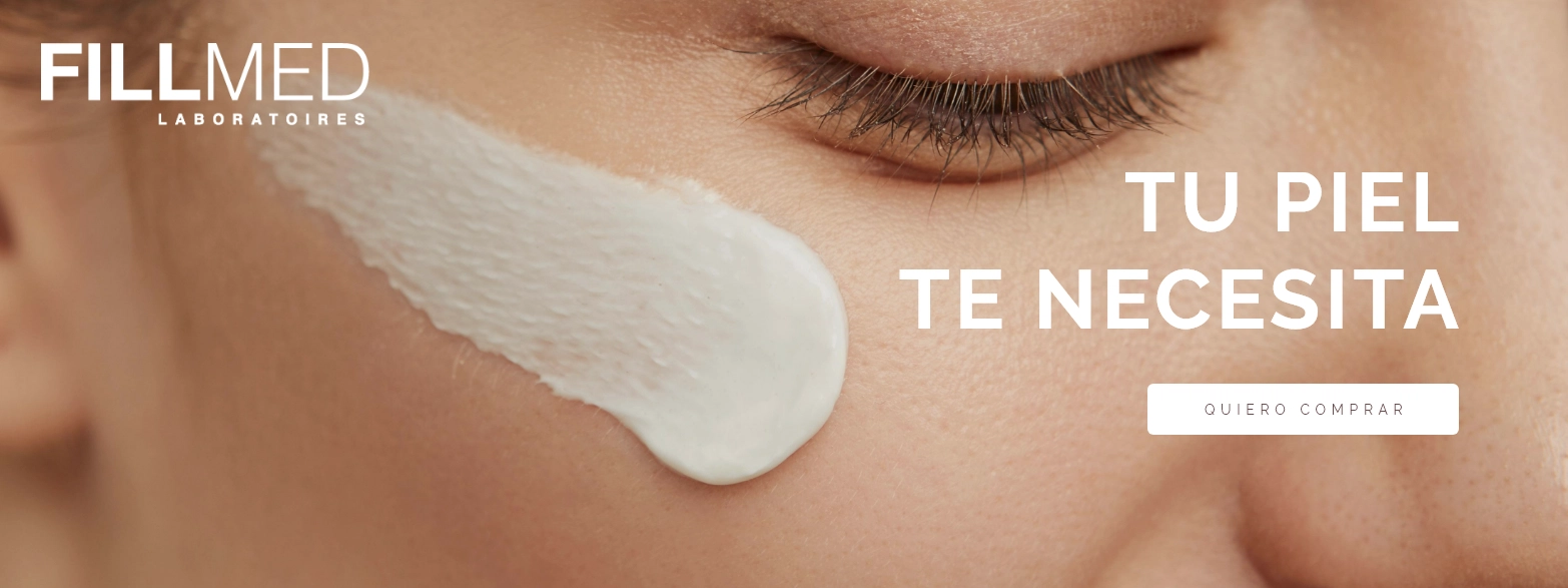 Chica aplicando productos Fillmed sobre su piel