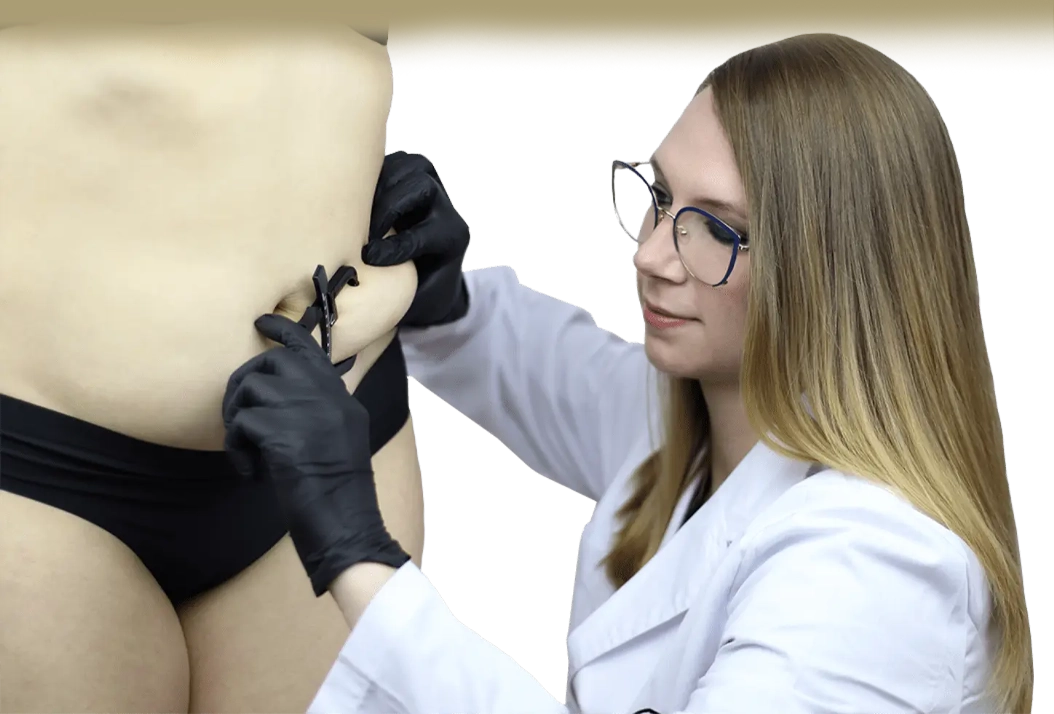 Dra. Pamela Mrvaljevich aplicando tratamientos corporales en Clínica Ariana Arteaga